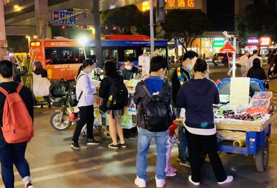 地摊创业项目(摆地摊卖什么最挣钱这几个项目最受欢迎)