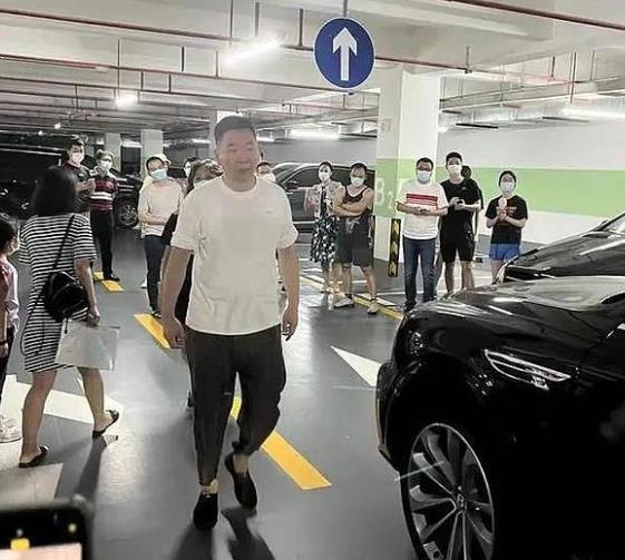 深圳宾利创业项目(起底深圳“宾利姐”男友，他到底是谁？背后有着怎样的庞大背景？)