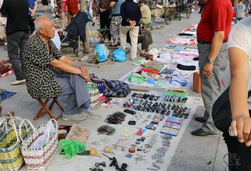 地摊创业项目排行榜(50种地摊生意 适合地摊的小本生意)