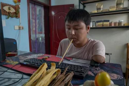 创业项目小伙直播(浙江80后小伙成为当地海鲜带货第一人，他是如何走上这条路的？)