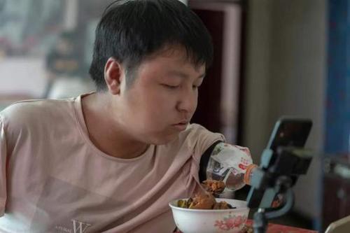 创业项目小伙直播(浙江80后小伙成为当地海鲜带货第一人，他是如何走上这条路的？)