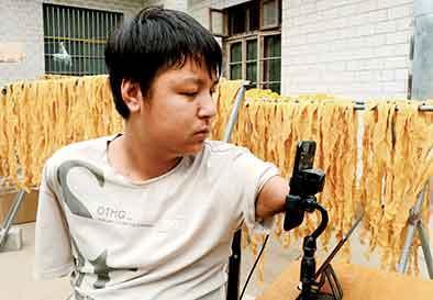 创业项目小伙直播(浙江80后小伙成为当地海鲜带货第一人，他是如何走上这条路的？)