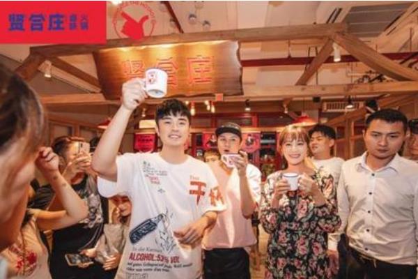 明星摆摊创业项目(杨颖为自家店铺代言，越来越多的明星开始搞副业，哪些行业最吃香？)