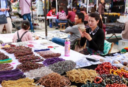 地摊大军创业项目(摆地摊卖什么最赚钱，而且很受欢迎的？)