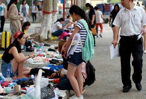 地摊大军创业项目(摆地摊卖什么最赚钱，而且很受欢迎的？)